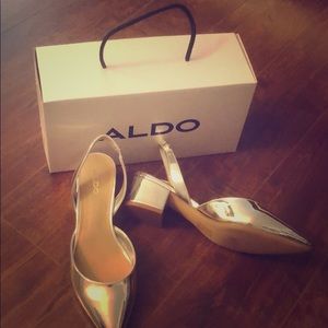 Selling aldo metallic silver shoes